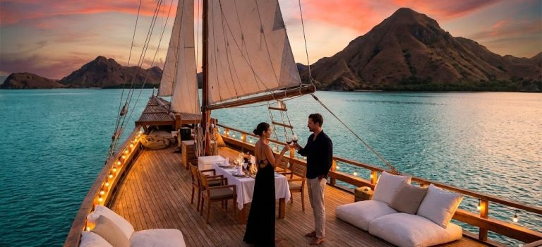 Labuan Bajo Romantis: Berlayar Menggunakan Phinisi Luxury Labuan Bajo Romantis: Berlayar Menggunakan Phinisi Luxury